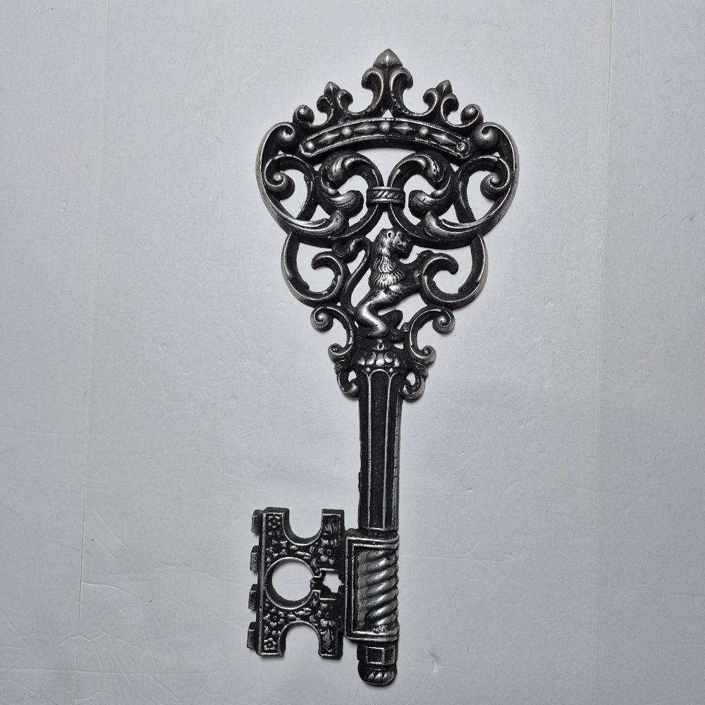 Vintage MCM Dart Industries‎ Plastic Gold Key Wall Decor 17" L Lion Figure USA